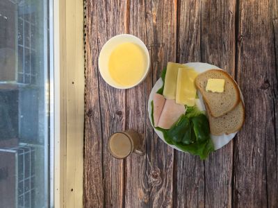 Zdjęcie przedstawia Dietę podstawową: Kawa zbożowa z mlekiem kasza kukurydziana Chleb mieszany pszenno-żytni Masło extra Sałata zielona Szynka Drobiowa Ser ż&oacute;łty Papryka świeża